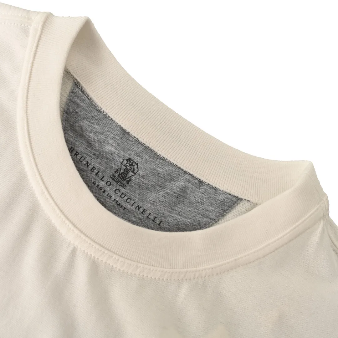 (Higher version) BRUNELLO CUCINELLI BC short-sleeved T-shirt with large print on the chest. Custom-made Yunrou combed cotton, printed with gradient glue. The printing has been modified by the film screen three times, from Dark Gray on the edge of the letters to medium gray filled inside, and then to Light on the character lines. Gray uses glue liquid paint to gradually print on the fabric, and then bakes the fabric to fix the printing pattern. The fabrics are washed and have a better hand feel. They are not easy to deform, shrink, or fade. They are loose in size. Size: S-XL